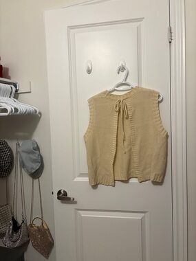 2/15$ SHEIN Cream Sleeveless Knit Tie-Back Cardigan Vest